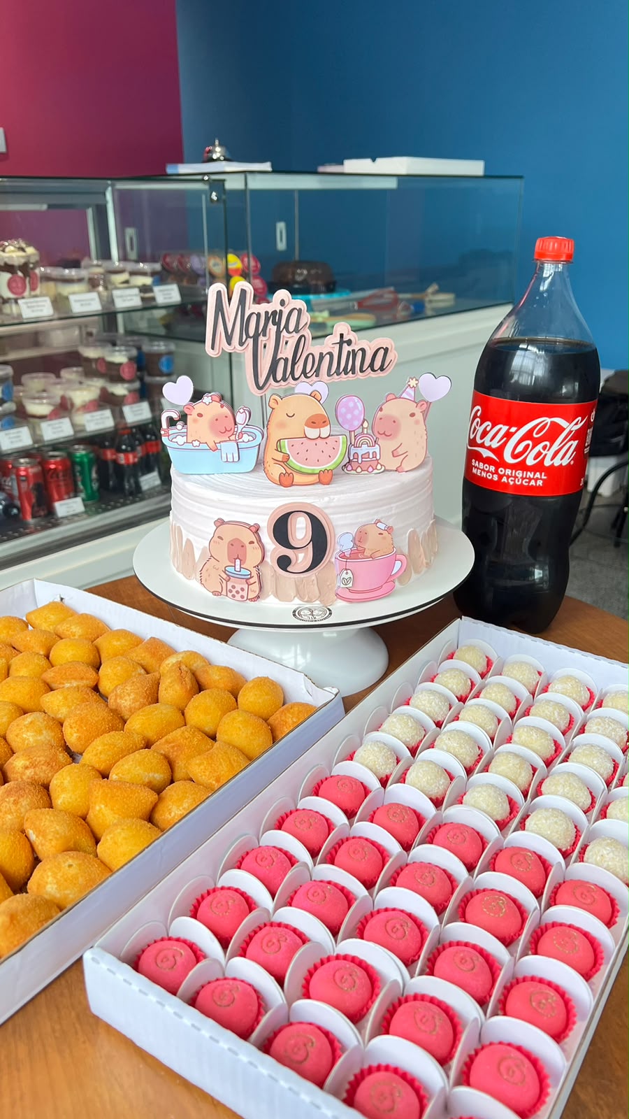 Kit festa da Pascolinos com bolo personalizado, salgadinhos, docinhos e refrigerante