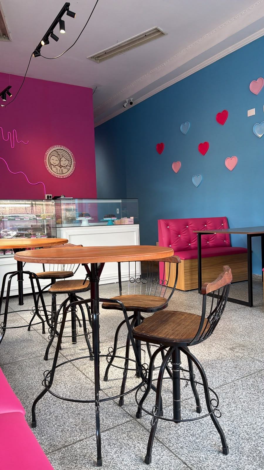 Mesas e decoração rosa e azul da confeitaria Pascolinos